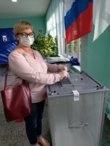 сотрудник Хозова А на избирательном участке