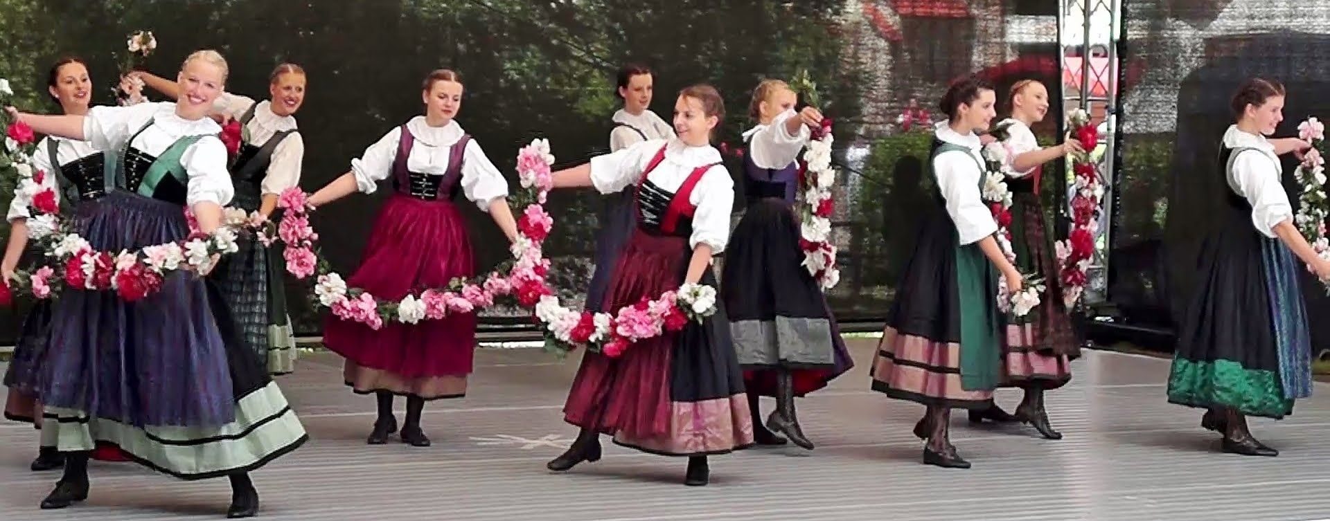 Женщины танцуют берлинскую польку