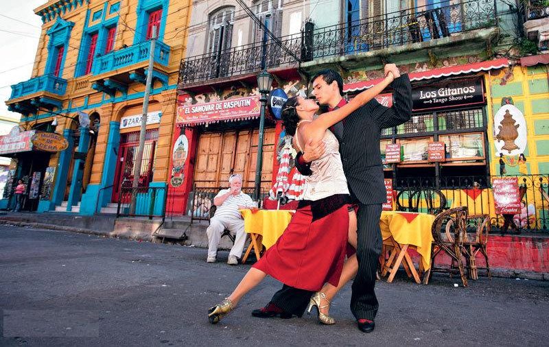 Мужчина и женщина танцуют аргентинское танго на улице