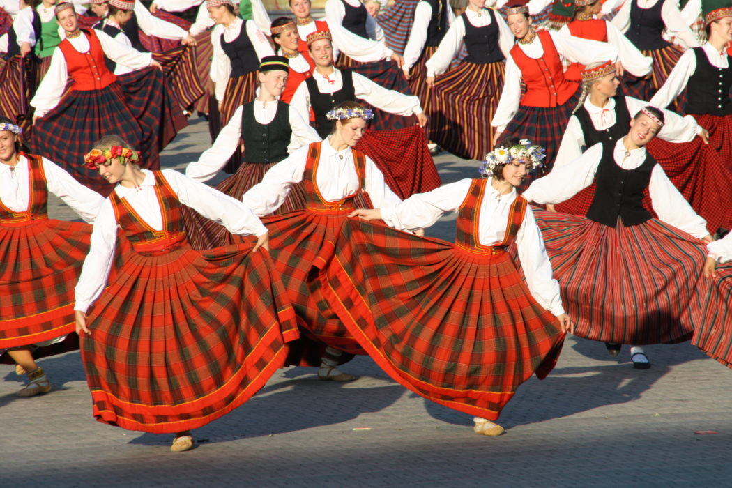 Танцоры в латвийских народных костюмах