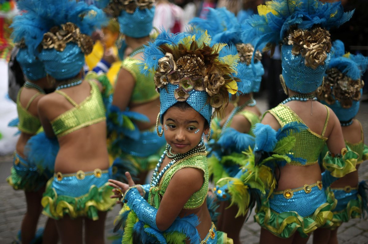 Фото девочки на бразильском карнавале