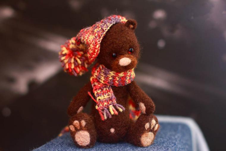 Медвежонок в шапочке с шарфом