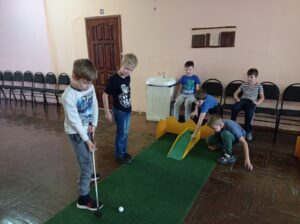 дети играющие в гольф