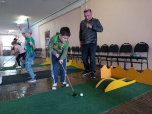 дети играют в гольф под руководством педагога Суконникова В.Н