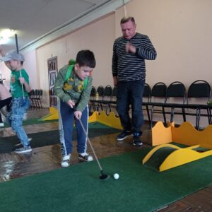 дети играют в гольф под руководством педагога Суконникова В.Н