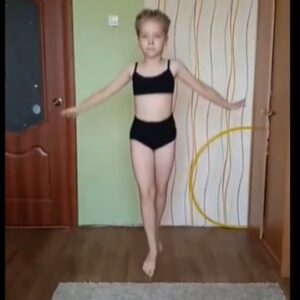 Девочка делает гимнастику