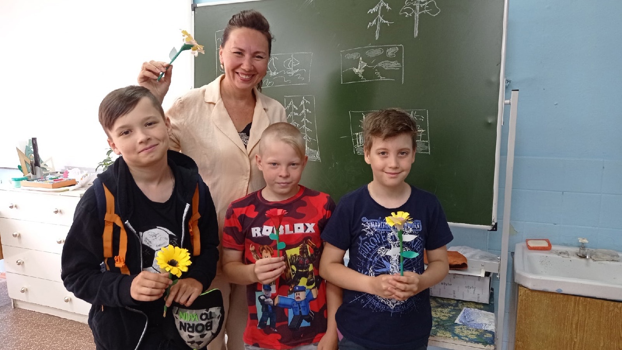 мальчики с педагогом сделали из оригами цветы